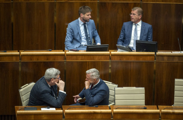 Poslanci na druhý pokus otvorili mimoriadnu schôdzu, poslanecký sľub zložili dvaja náhradníci