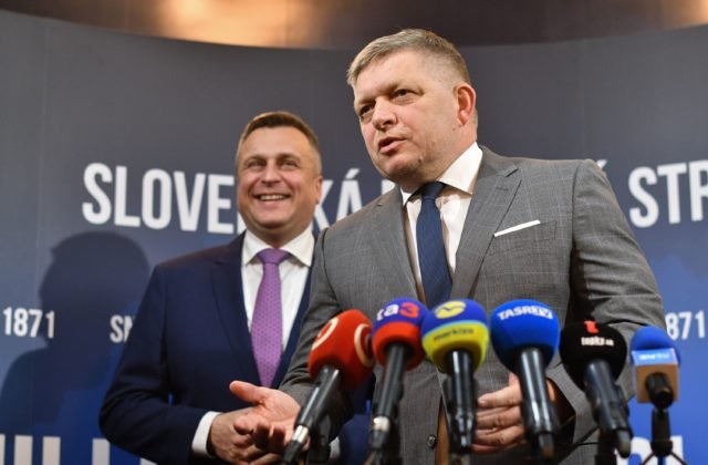 140392_andrej-danko-robert-fico-640x420.jpg Voľby by vyhral Smer-SD a do parlamentu by išla aj SNS, Republika a SaS majú rovnakú podporu