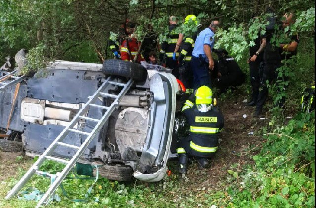 141469_nehoda-2-640x420.jpg Pri Patrónke havarovalo vozidlo mestskej polície, dve osoby skončili so zraneniami v nemocnici (foto)