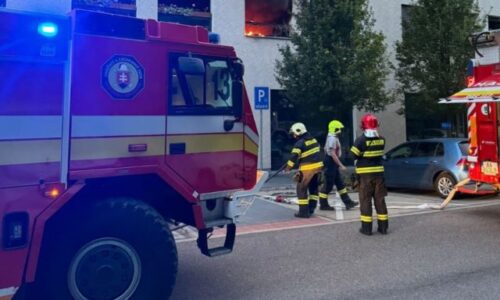 Polícia vyšetruje príčiny požiaru na Kutlíkovej ulici v Petržalke, plamene spôsobili škodu vo výške 200-tisíc eur (foto)