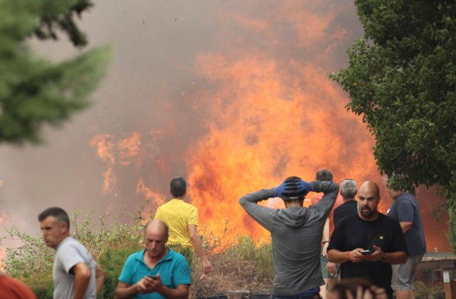 142234_spain_wildfire_56858-ce6a67a99df64efabbb2058116a68ad9-640x420.jpg Z kempingovej dediny v talianskej Apúlii museli pre lesný požiar evakuovať dovolenkárov, situácia je kritická
