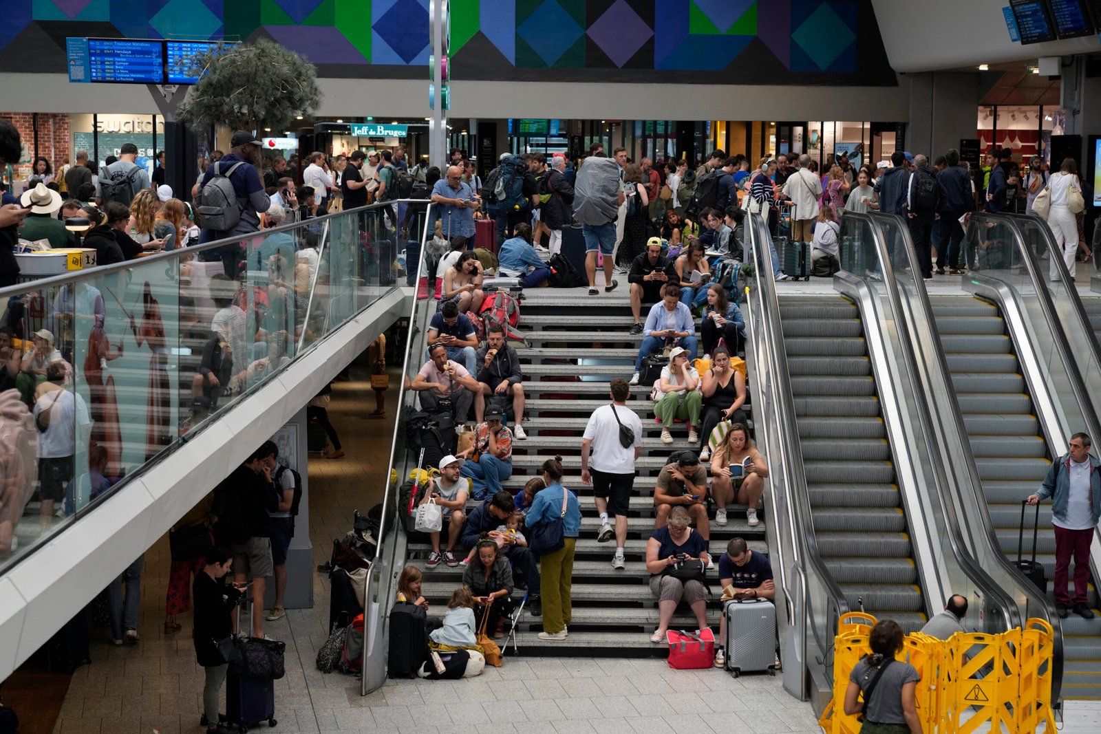 142969_paris_olympics_security_trains_87382.jpg Podpaľačské útoky ochromili dopravu v Paríži pred začiatkom olympiády, ministerka športu hovorí o sabotáži