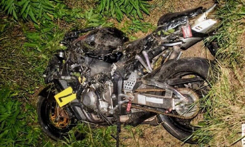 Auto zozadu narazilo do motocyklistu, jeho spolujazdkyňa dopravnú nehodu neprežila (foto)