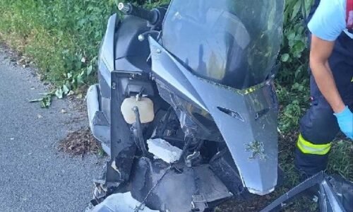 Tragická nehoda medzi Šacou a Malou Idou. Motocyklista zišiel z cesty a narazil do stromu (foto)