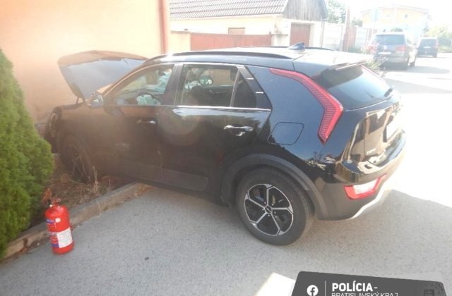 145693_453490361_801810638813038_501980119826219717_n-640x420.jpg Jedenásťročný chlapec v Dunajskej Lužnej nasadol do naštartovaného auta, po pár metroch s ním narazil do susedného domu