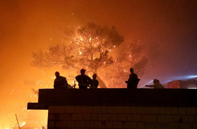 147569_croatia_wildfires_01866-640x420.jpg Chorvátski hasiči zasahovali za uplynulý deň viac ako stokrát, boj s požiarom im sťažoval silný vietor (video + foto)