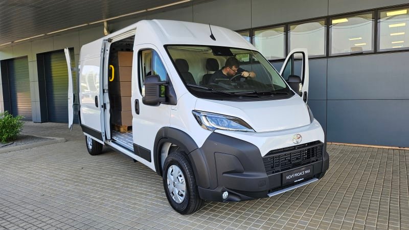 Největší i nejterénnější auto v nabídce. Toyota do Česka přivezla žhavé novinky Největší i nejterénnější auto v nabídce. Toyota do Česka přivezla žhavé novinky