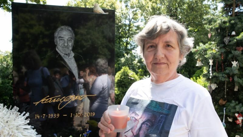 Květiny, svíčky i slzy. Fanoušci si na Malvazinkách připomínají Gottovy nedožité 85. narozeniny Květiny, svíčky i slzy. Fanoušci si na Malvazinkách připomínají Gottovy nedožité 85. narozeniny