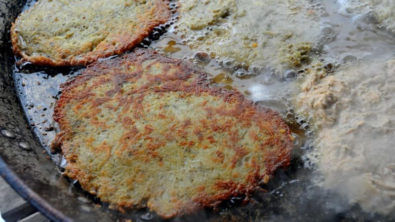 Bramborák téměř udusil muže na severní Moravě. Kus ho vdechl na venkovních slavnostech Bramborák téměř udusil muže na severní Moravě. Kus ho vdechl na venkovních slavnostech