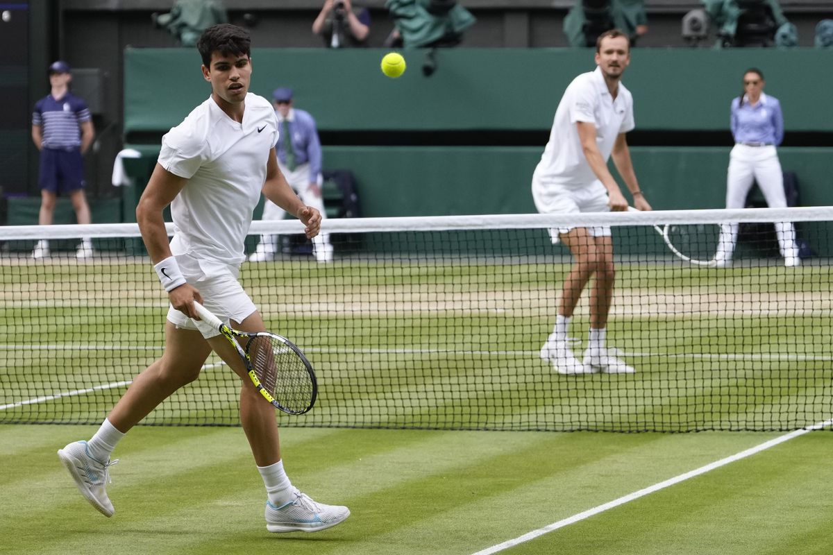 Wimbledon: Alcaraz je opäť vo finále! Medvedev vyhral prvý set a to bolo všetko