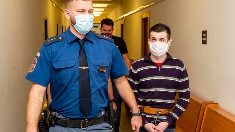 Jako teenager zavraždil v Krnově 11letou sestru. Místo nápravy za mřížemi škrtil vychovatelku