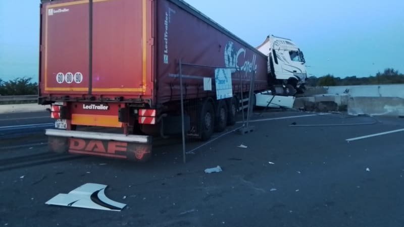Na dálnici u Olomouce boural kamion, prorazil svodidla. Provoz stojí, na místě jsou kolony Na dálnici u Olomouce boural kamion, prorazil svodidla. Provoz stojí, na místě jsou kolony