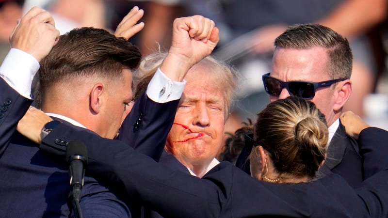 Ikonické fotografie z útoku na Trumpa: Kulka za letu, bota i snímek s pěstí, co vejde do historie Ikonické fotografie z útoku na Trumpa: Kulka za letu, bota i snímek s pěstí, co vejde do historie
