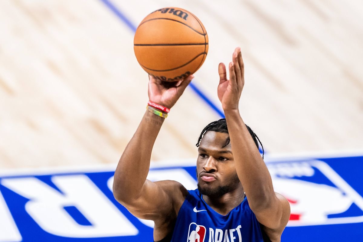 NBA: Zahrá si otec so synom? Syn LeBrona Jamesa absolvoval debut v drese Lakers NBA: Zahrá si otec so synom? Syn LeBrona Jamesa absolvoval debut v drese Lakers