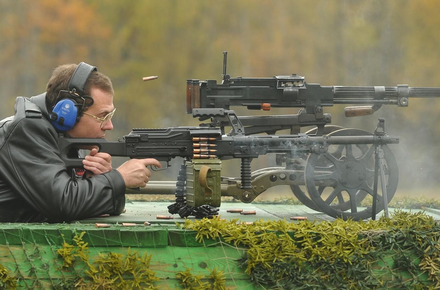 Do ruskej armády bolo tento rok naverbovaných asi 190-tisíc osôb, tvrdí Medvedev