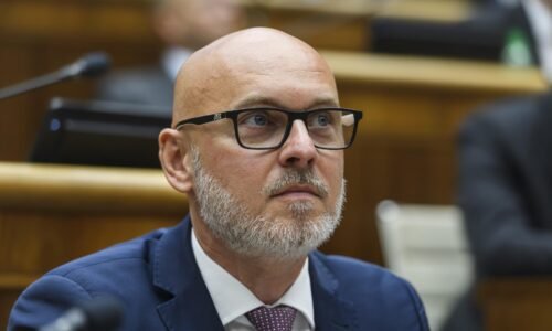Premiér zneužil sviatok na šírenie nenávisti a bičovanie emócií, vyhlásil Gröhling