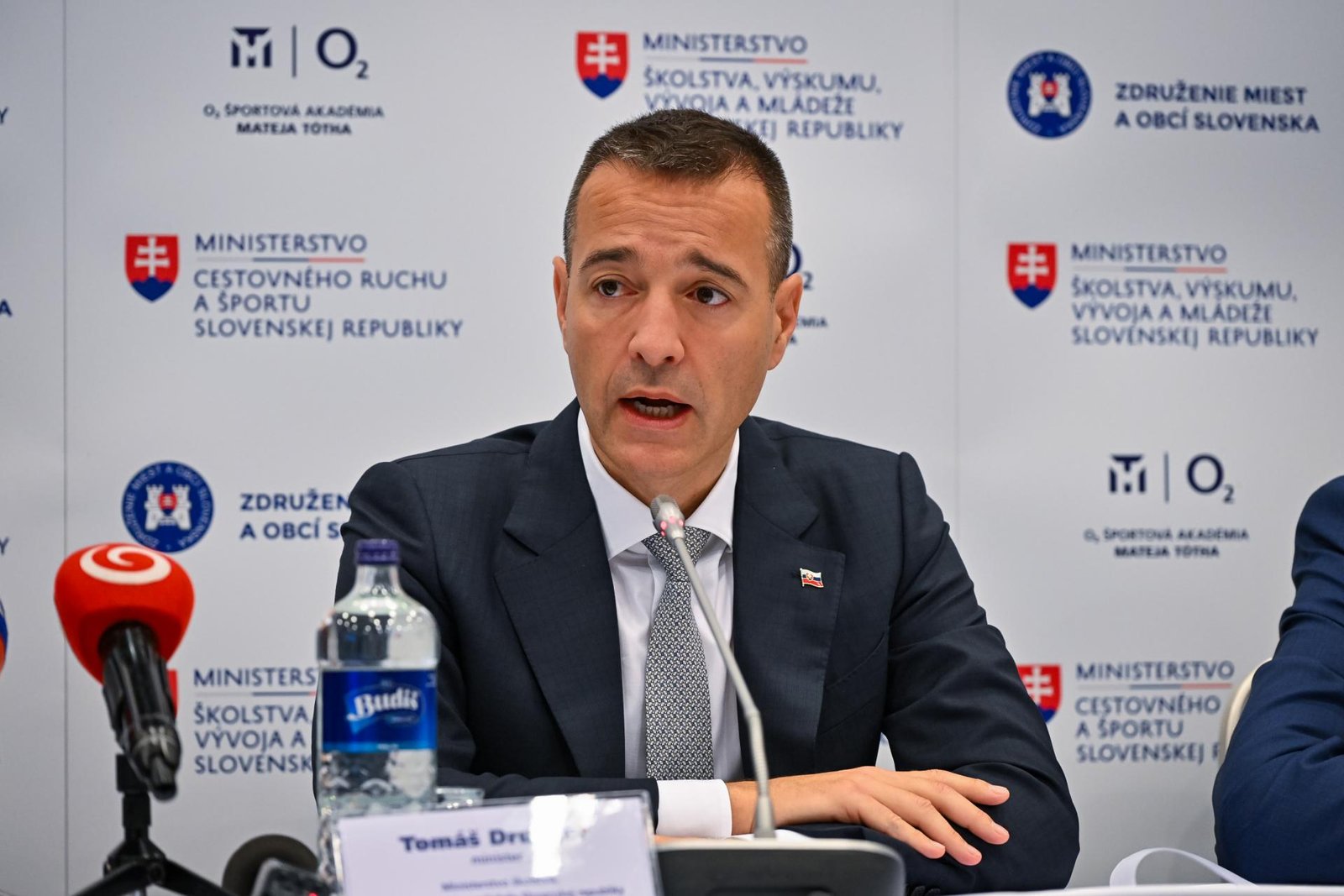 Rezort školstva sa stal spolugestorom opatrenia Národnej stratégie. Podporí aj iné programy a akčné plány Rezort školstva sa stal spolugestorom opatrenia Národnej stratégie. Podporí aj iné programy a akčné plány