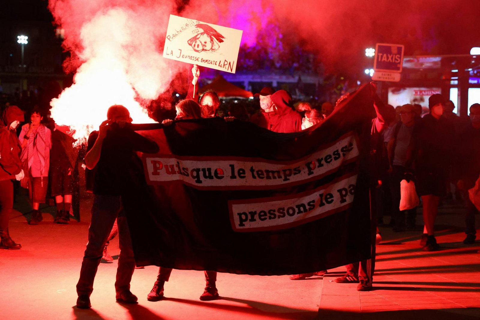 Tisíce ľudí vo Francúzsku protestovali proti krajnej pravici Tisíce ľudí vo Francúzsku protestovali proti krajnej pravici