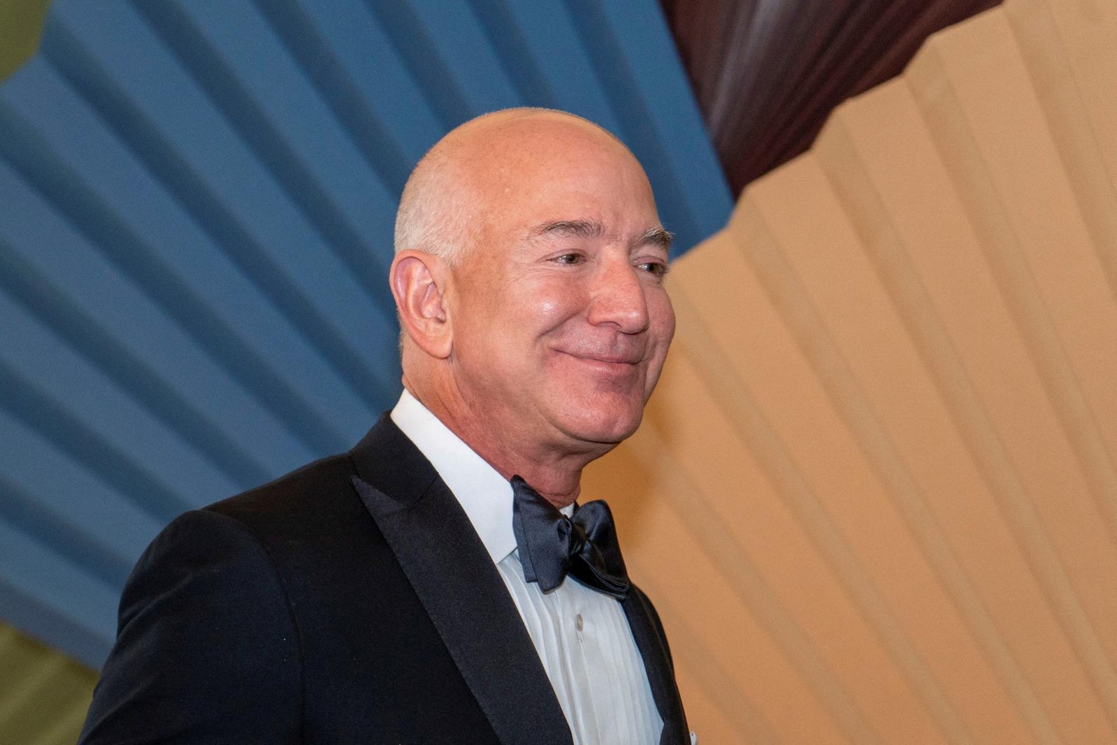 Zakladateľ Amazonu sa rozhodol predať ďalšie akcie firmy v hodnote päť miliárd dolárov Zakladateľ Amazonu sa rozhodol predať ďalšie akcie firmy v hodnote päť miliárd dolárov