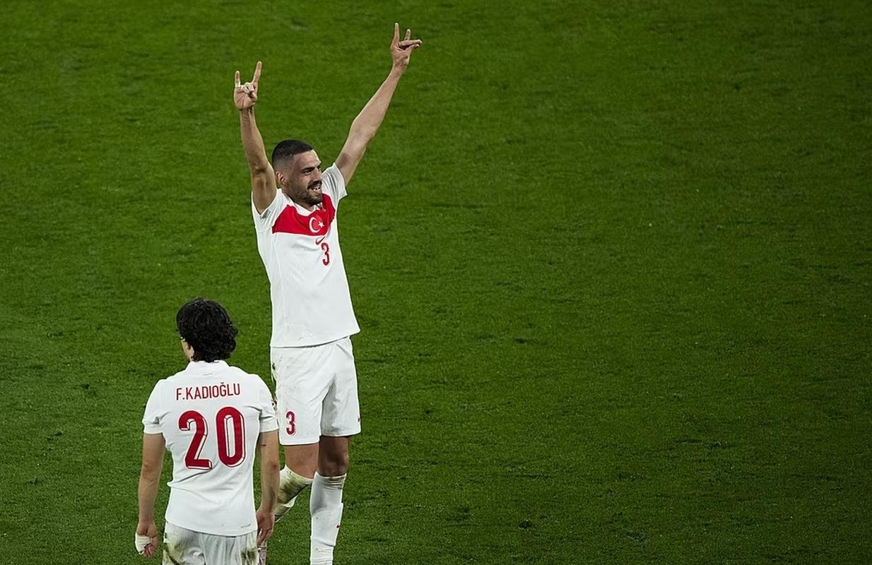Nemecko si predvolalo tureckého veľvyslanca pre sporné gesto futbalistu Nemecko si predvolalo tureckého veľvyslanca pre sporné gesto futbalistu