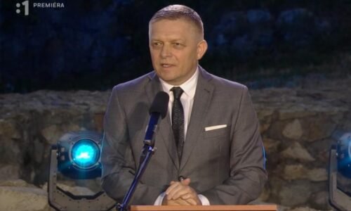 Fico vystúpil prvýkrát od atentátu na verejnosti. Vyjadril obdiv Orbánovi, za to že bol v Kyjeve aj v Moskve