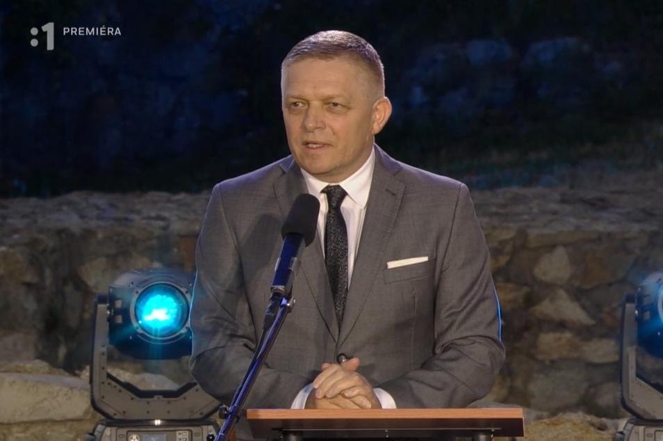 Fico vystúpil prvýkrát od atentátu na verejnosti. Vyjadril obdiv Orbánovi, za to že bol v Kyjeve aj v Moskve