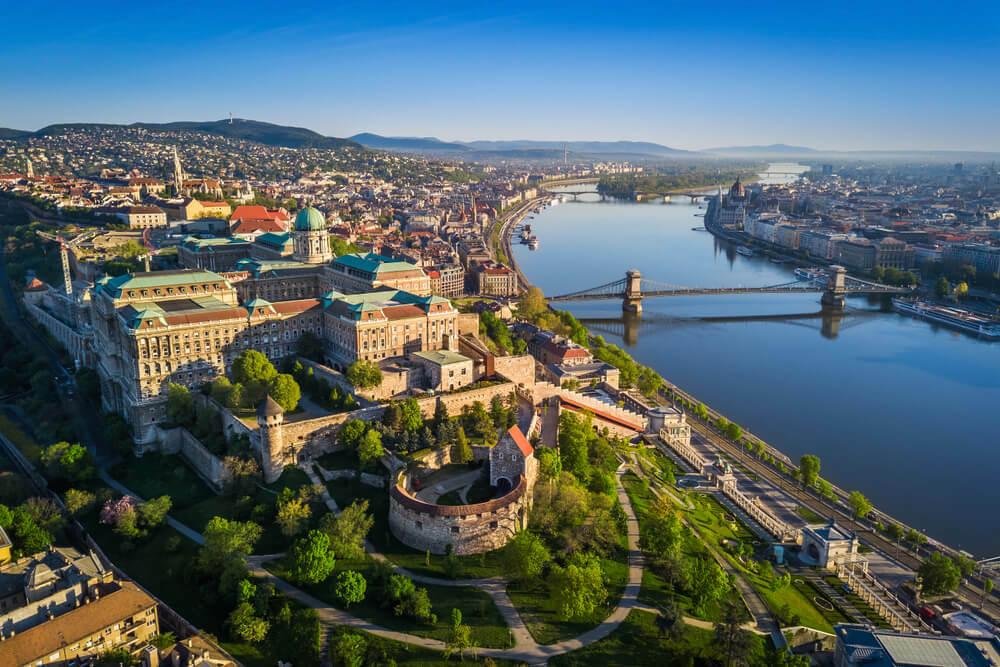 Do Rakúska sa hrnú, nad Maďarskom ohŕňajú nos. Slováci majú na novostavby za hranicami prísne kritériá