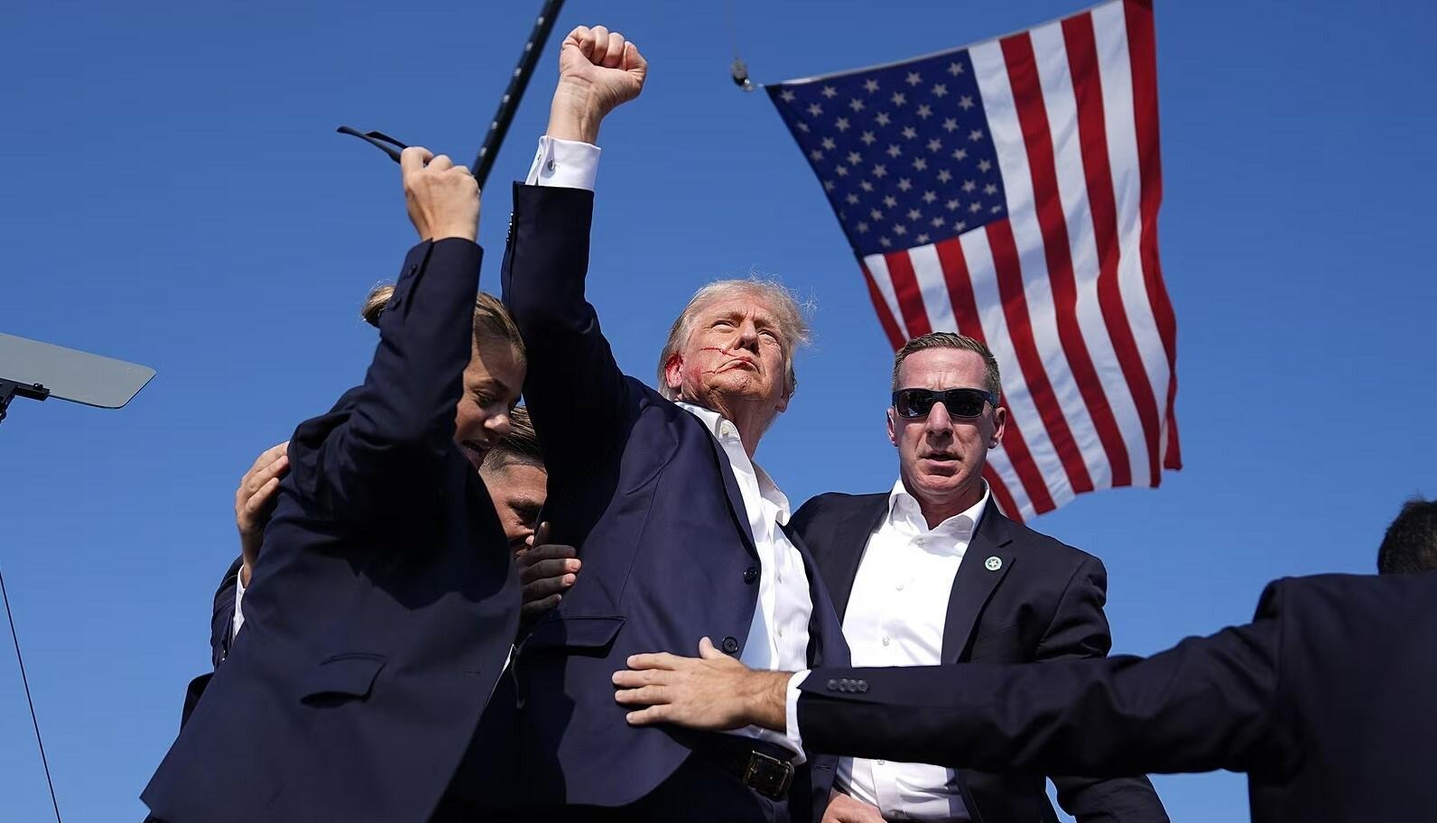 Stačilo málo, a už by nežil. Trumpovi zachránila pri sobotňajšom atentáte život stotina sekundy. Stačilo málo, a už by nežil. Trumpovi zachránila pri sobotňajšom atentáte život stotina sekundy.
