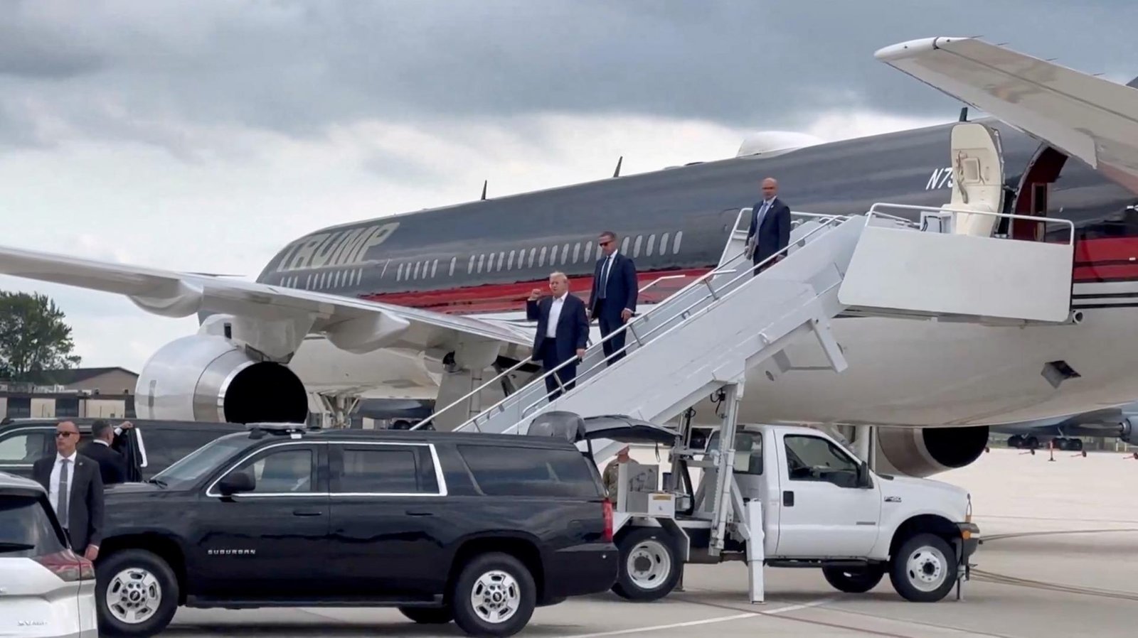 Donald Trump priletel deň po atentáte do Milwaukee na zjazd Republikánov Donald Trump priletel deň po atentáte do Milwaukee na zjazd Republikánov