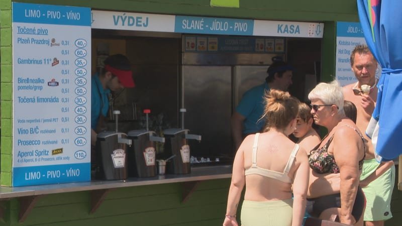 Vedrům je třeba přizpůsobit jídelníček, tvrdí odborníci. Jaká je realita na koupalištích? Vedrům je třeba přizpůsobit jídelníček, tvrdí odborníci. Jaká je realita na koupalištích?