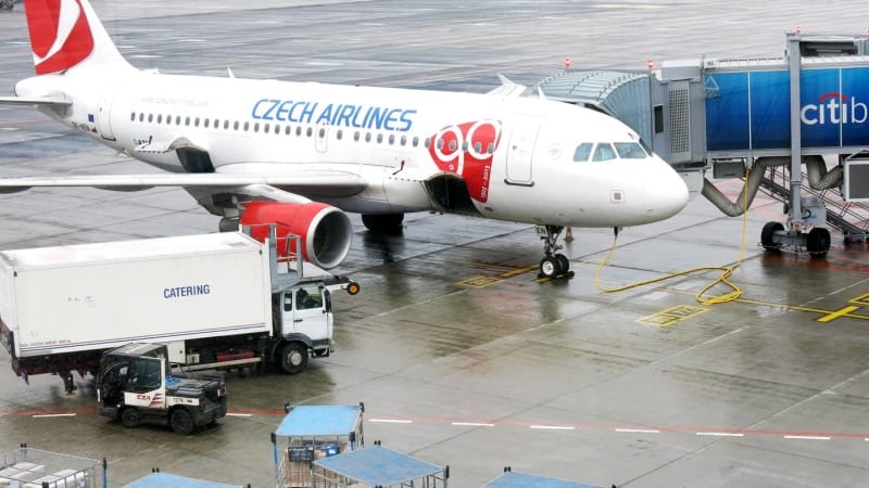 Kolaps na Letišti Praha: Za cestujícími už míří polovina kufrů. Jak postupovat při reklamaci? Kolaps na Letišti Praha: Za cestujícími už míří polovina kufrů. Jak postupovat při reklamaci?