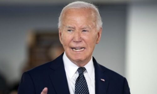 Jsem „zatraceně bystrý“, pronesl Biden. Obavy z vysokého věku chápe, v kampani ale zůstává