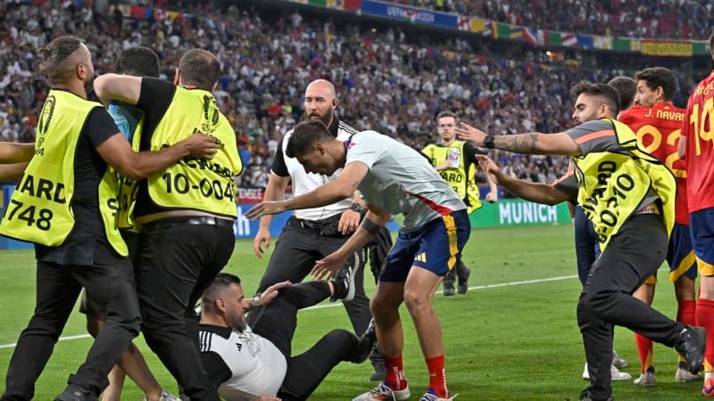 Nehorázná smůla Moraty: Při oslavách ho nakopla ochranka, ukazují záběry. Může přijít o finále Nehorázná smůla Moraty: Při oslavách ho nakopla ochranka, ukazují záběry. Může přijít o finále