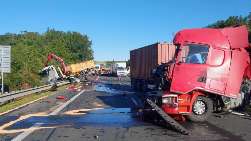 Vážná nehoda nákladních aut uzavřela dálnici D7. Na místě zasahují všechny složky IZS Vážná nehoda nákladních aut uzavřela dálnici D7. Na místě zasahují všechny složky IZS