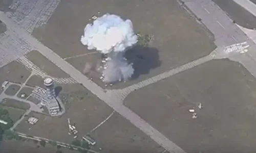 Video: Po prílete riadenej strely na letisko pri Charkove zostal z radarovej stanice veľký kráter
