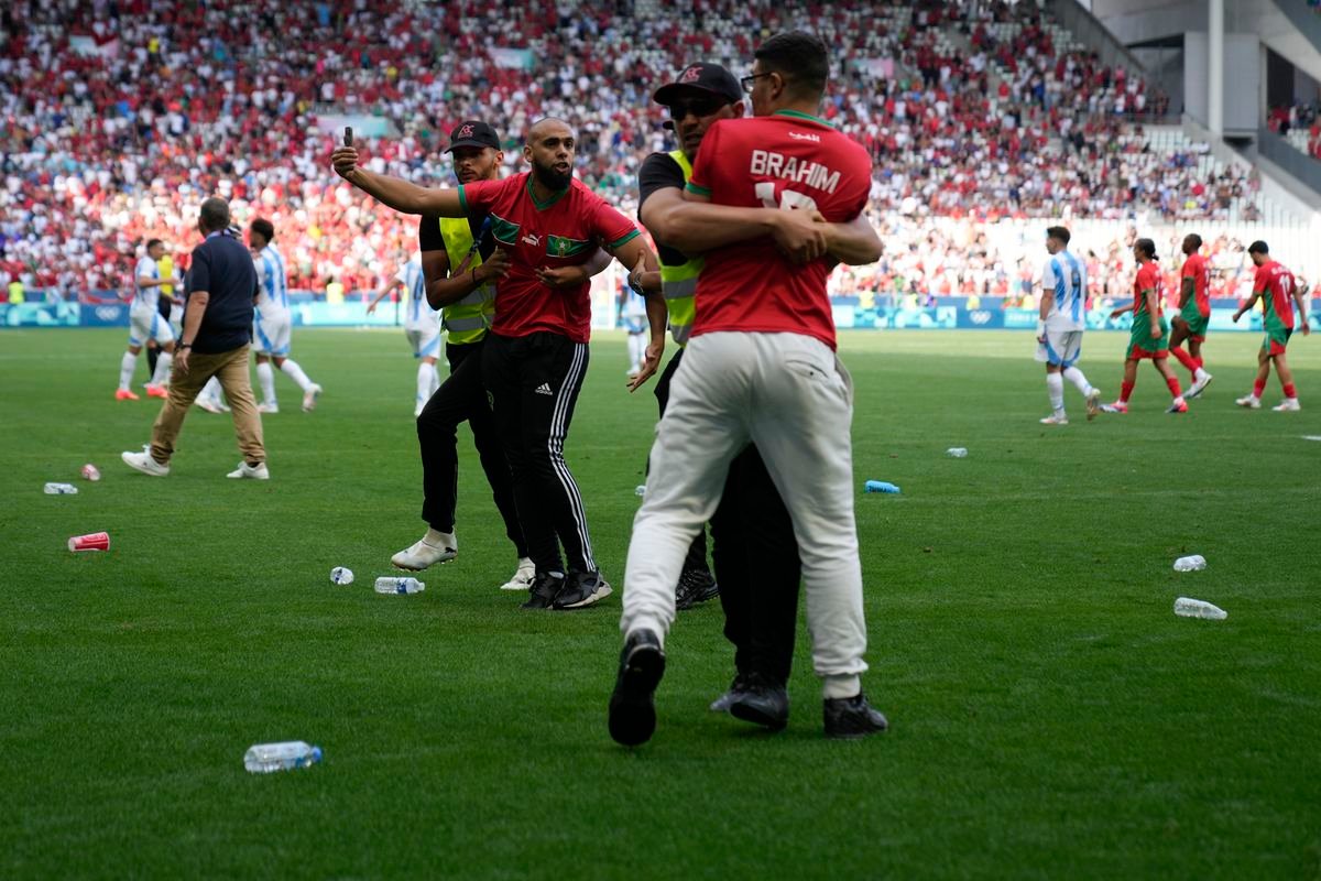Rozzúrení fanúšikovia na ihrisku a neuznaný gól Argentíny. Olympijský turnaj odštartoval fraškou