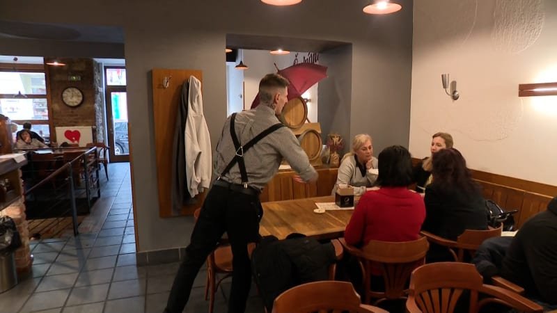 Obědy v Česku dál zdražují. Restaurace se chtějí „zahojit“, ceny naráží na strop, míní experti Obědy v Česku dál zdražují. Restaurace se chtějí „zahojit“, ceny naráží na strop, míní experti