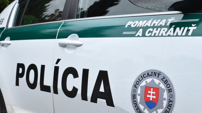 Kopance, ponižování a hůlka vražená do rekta. Slovenští policisté měli mučit zadrženého muže