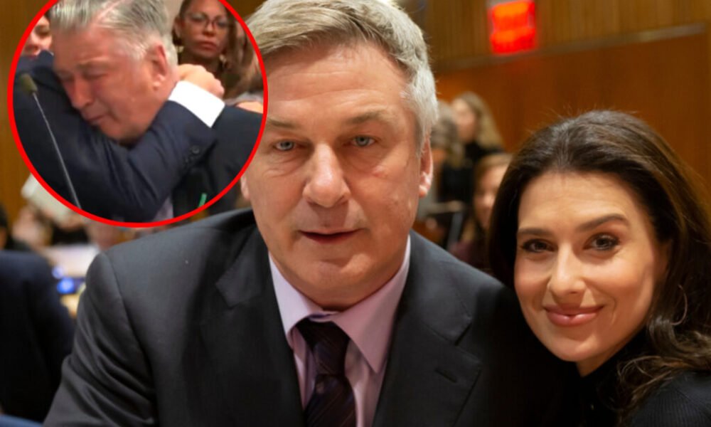 Alec Baldwin počul rozhodnutie súdu za to, že na pľaci zastrelil kameramanku. Rozplakal sa a vrhol sa manželke do náručia (VIDEO)