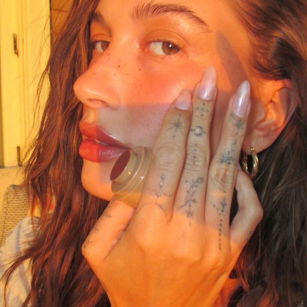 Sofistikované a elegantné. „Pink pearl nails“ sú najhorúcejším trendom. Hailey Bieber ich už nosí