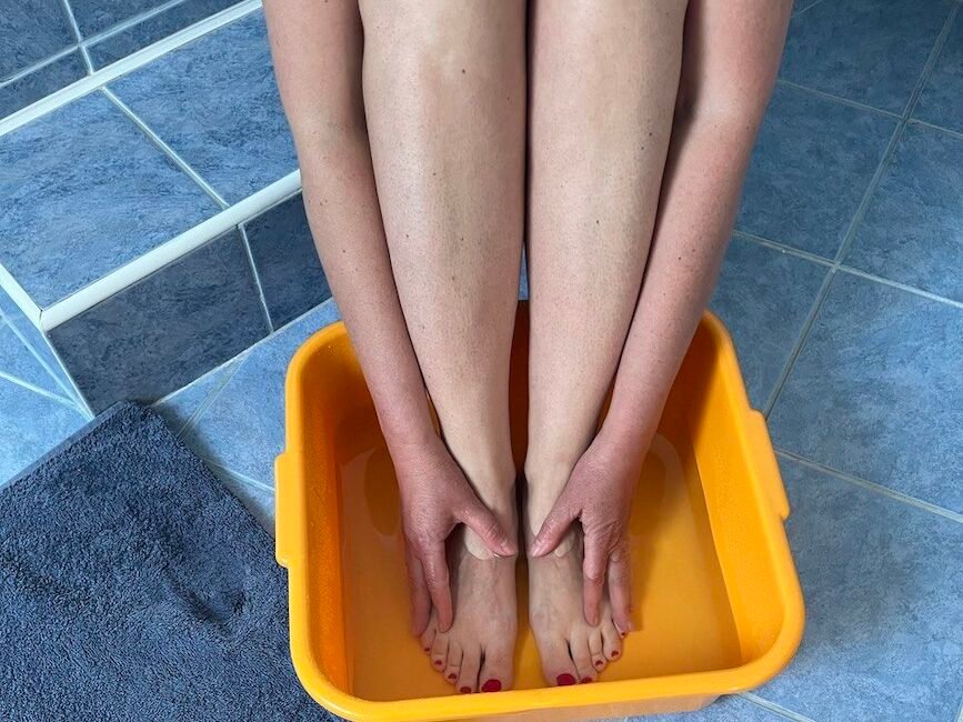 Namáčajte si nohy do jablčného octu každý deň počas jedného týždňa. Je to obzvlášť dôležité v lete Namáčajte si nohy do jablčného octu každý deň počas jedného týždňa. Je to obzvlášť dôležité v lete