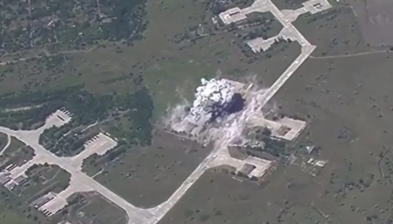 Rusi v priamom prenose zbombardovali ďalšie letisko kde sa nachádzali stíhačky Su-25 a MiG-29 Rusi v priamom prenose zbombardovali ďalšie letisko kde sa nachádzali stíhačky Su-25 a MiG-29