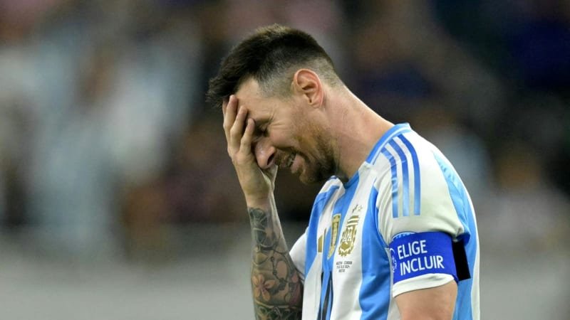 Messi si utrhl ostudu. Při penaltě chtěl napodobit Panenku, trefil ale jen břevno Messi si utrhl ostudu. Při penaltě chtěl napodobit Panenku, trefil ale jen břevno