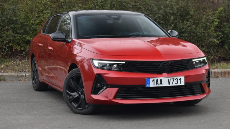 Normální auto pro normální lidi. Opel Astra kombi má naftový motor a velký kufr Normální auto pro normální lidi. Opel Astra kombi má naftový motor a velký kufr