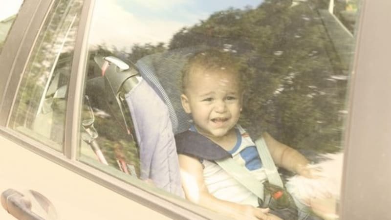 Auto jako smrtící skleník: Malé děti v zamčeném vozidle ohrozí už 25 °C, roli hrají minuty Auto jako smrtící skleník: Malé děti v zamčeném vozidle ohrozí už 25 °C, roli hrají minuty