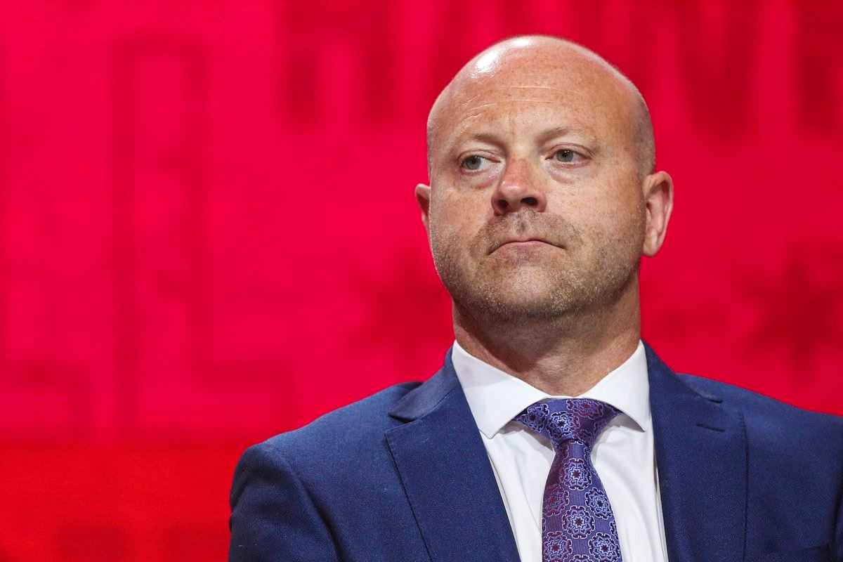 Po sexuálnom škandále sa vracia opäť na stoličku. Finalista predstavil nového generálneho manažéra