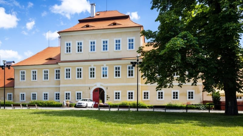 Sex v zámeckém parku v Litvínově: Pár souložil před zraky kolemjdoucích, hrozí mu vězení Sex v zámeckém parku v Litvínově: Pár souložil před zraky kolemjdoucích, hrozí mu vězení