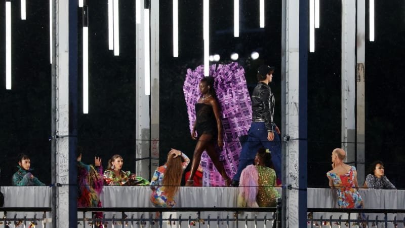 Drag queens na zahájení olympiády parodovali Poslední večeři. Urážka křesťanů, zlobí se lidé Drag queens na zahájení olympiády parodovali Poslední večeři. Urážka křesťanů, zlobí se lidé