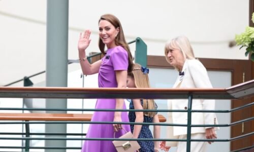 Princezna Kate dorazila na Wimbledon. Okouzlila v úchvatných fialových šatech