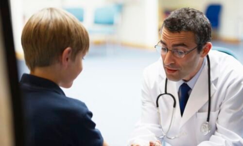 První na světě a „konečně puberťák“. Mozkový implantát pomáhá chlapci kočírovat záchvaty